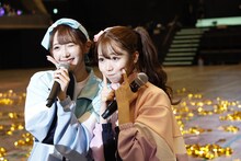 左から谷崎早耶（≠ME）、大谷映美里（＝LOVE）。