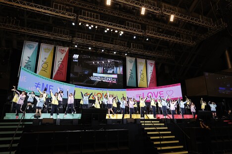 「トリプルデート」を歌うイコノイジョイ。