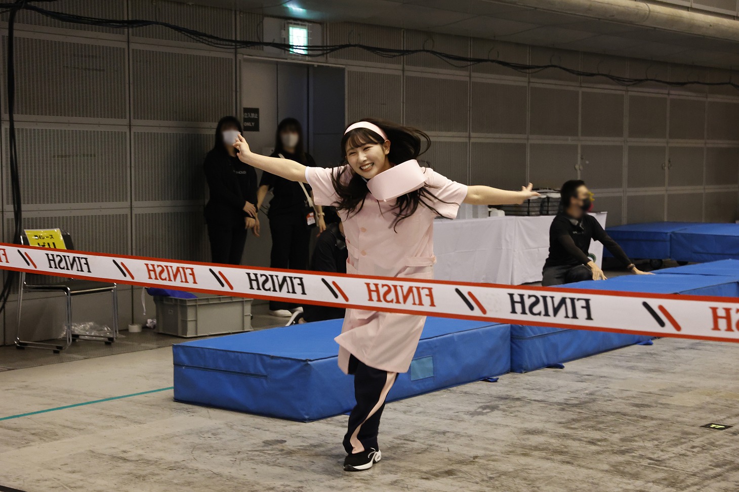 「バラエティー障害物走！」でゴールする山本杏奈（＝LOVE）。