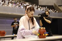 黒ひげ危機一発に挑戦する齋藤樹愛羅（＝LOVE）。