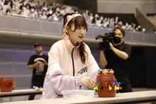 黒ひげ危機一発に挑戦する齋藤樹愛羅（＝LOVE）。