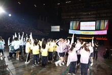 優勝賞品が国内旅行券であることを知り、大はしゃぎする＝LOVE、≠ME、≒JOY。