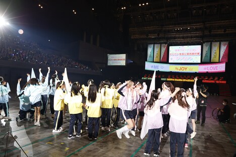 優勝賞品が国内旅行券であることを知り、大はしゃぎする=LOVE、≠ME、≒JOY。