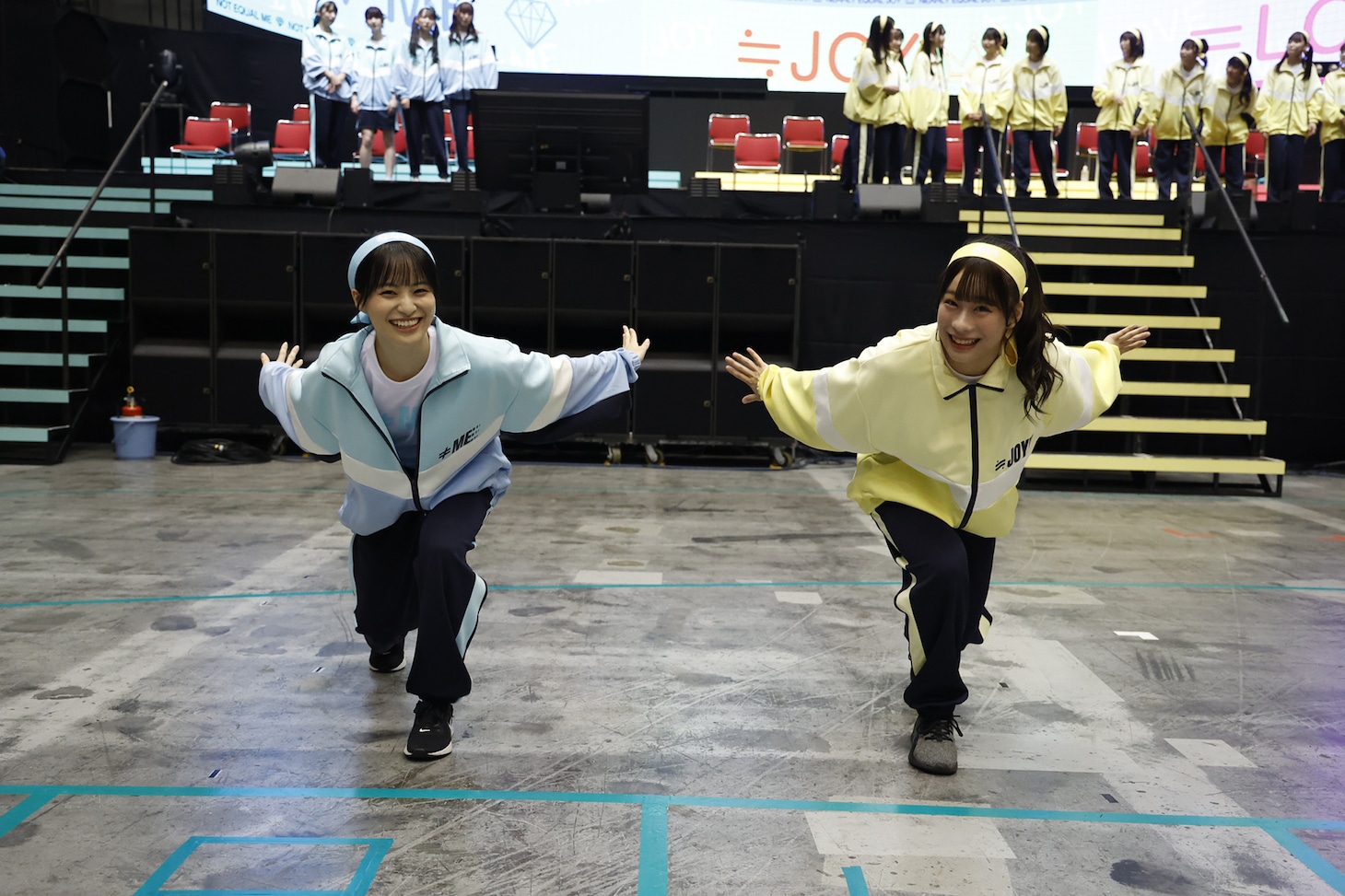 左から冨田菜々風（≠ME）、高橋舞（≒JOY）。