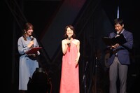 辛島美登里（中央）