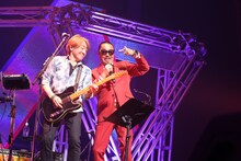 左から野村義男、Bro.KORN（バブルガム・ブラザーズ）。