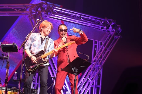 左から野村義男、Bro.KORN(バブルガム・ブラザーズ)。