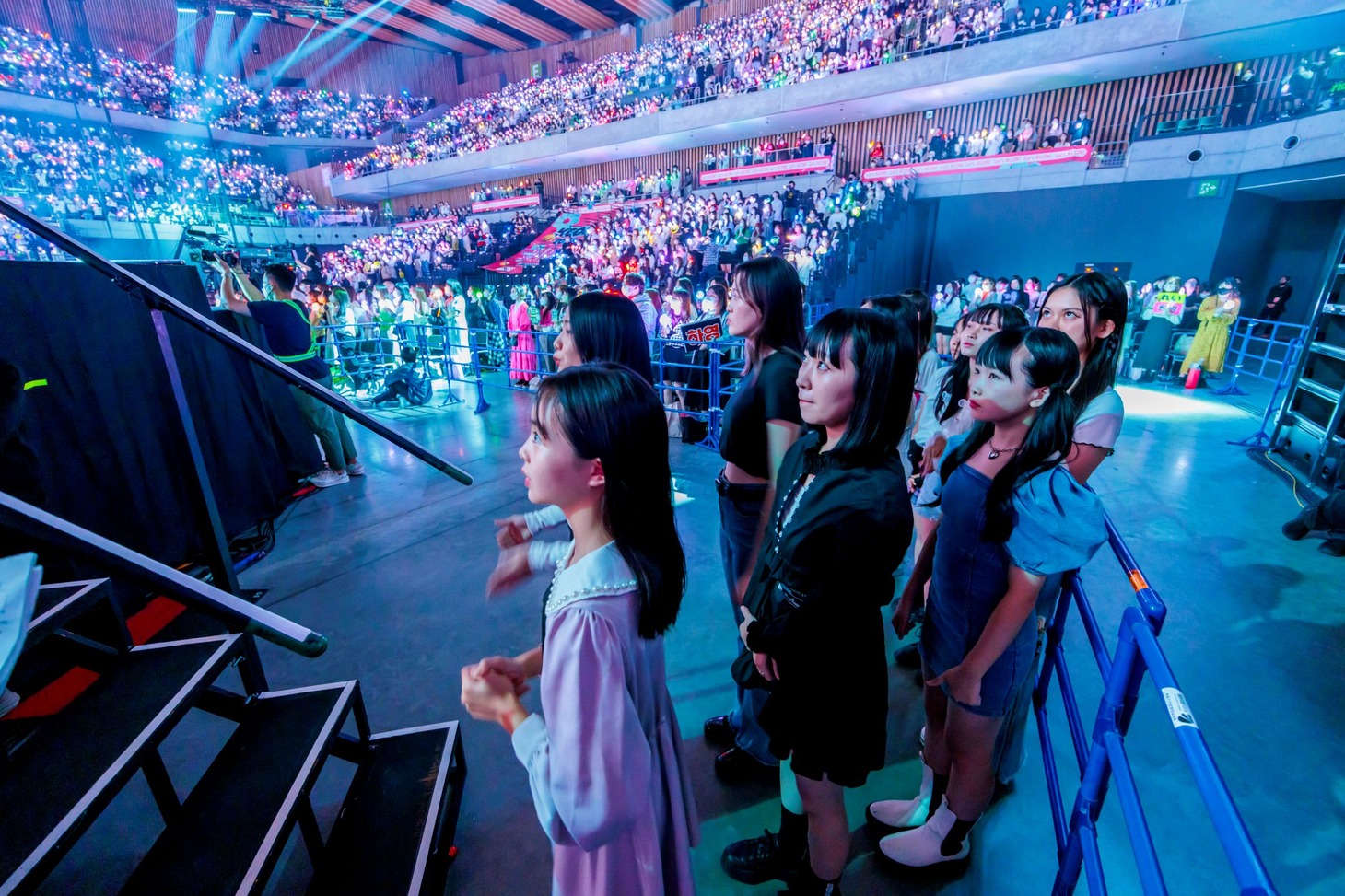 「Dream Stage」のステージに上がる前のDreamerたち。 (c)CJ ENM Co., Ltd, All Rights Reserved