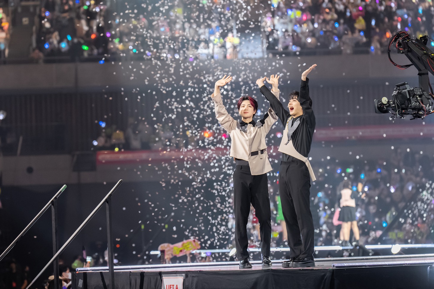 INIの佐野雄大と尾崎匠海。 (c)CJ ENM Co., Ltd, All Rights Reserved