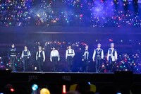 「POPPIA」のパフォーマンスの様子。 (c)CJ ENM Co., Ltd, All Rights Reserved