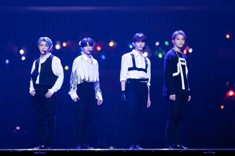 左から2番目が藤牧京介（INI）。(c)CJ ENM Co., Ltd, All Rights Reserved