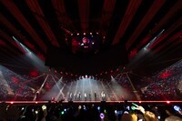 「POPPIA」のパフォーマンスの様子。 (c)CJ ENM Co., Ltd, All Rights Reserved