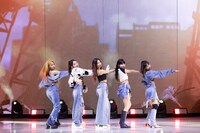 LE SSERAFIM「ANTIFRAGILE」メディアショーケースの様子。(P)&(C) SOURCE MUSIC