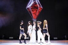 LE SSERAFIM「ANTIFRAGILE」メディアショーケースの様子。(P)&(C) SOURCE MUSIC