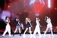 LE SSERAFIM「ANTIFRAGILE」メディアショーケースの様子。(P)&(C) SOURCE MUSIC