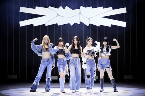 LE SSERAFIM「ANTIFRAGILE」メディアショーケースの様子。(P)&(C) SOURCE MUSIC