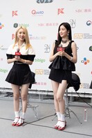 woo!ah!のトークの様子。 (c)CJ ENM Co., Ltd, All Rights Reserved