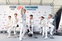 TNXのトークの様子。 (c)CJ ENM Co., Ltd, All Rights Reserved