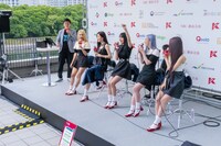 woo!ah!のトークの様子。 (c)CJ ENM Co., Ltd, All Rights Reserved