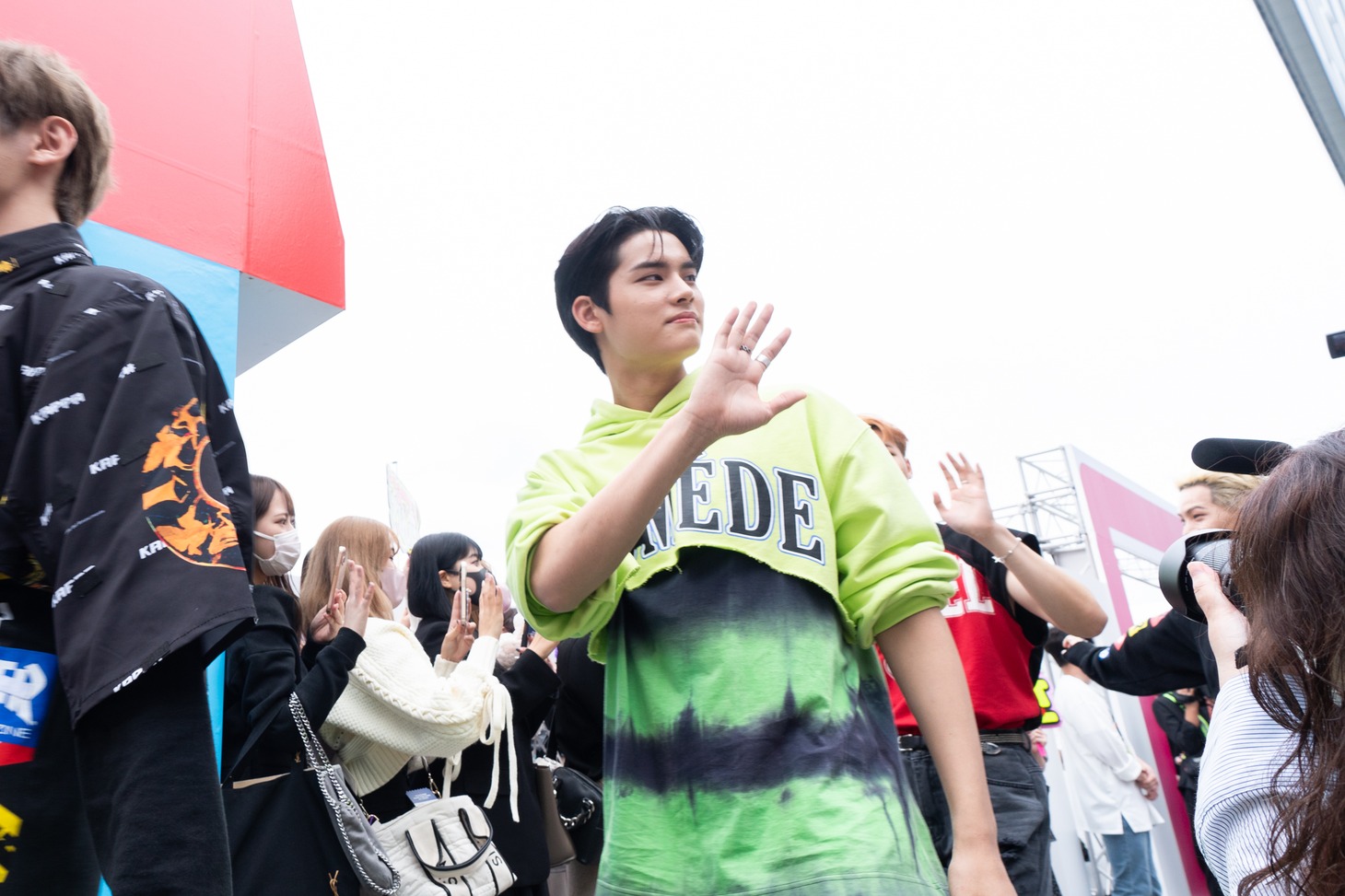 ブースを訪れたTO1。 (c)CJ ENM Co., Ltd, All Rights Reserved