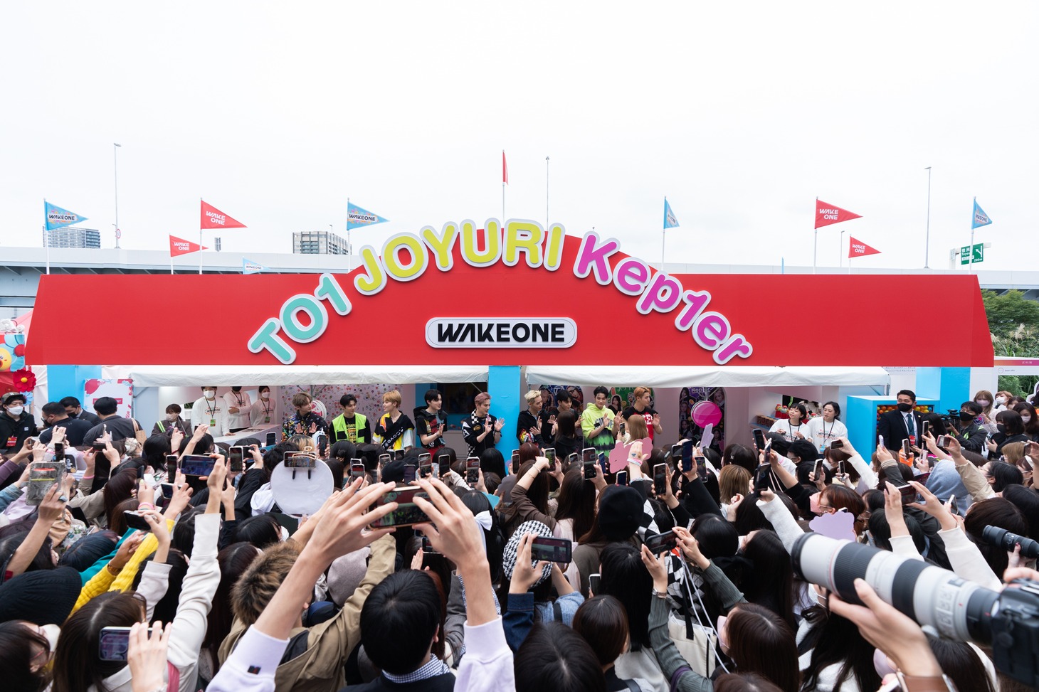 ブースを訪れたTO1。 (c)CJ ENM Co., Ltd, All Rights Reserved