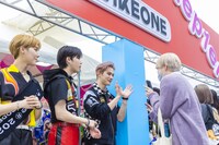 ブースを訪れたTO1。 (c)CJ ENM Co., Ltd, All Rights Reserved