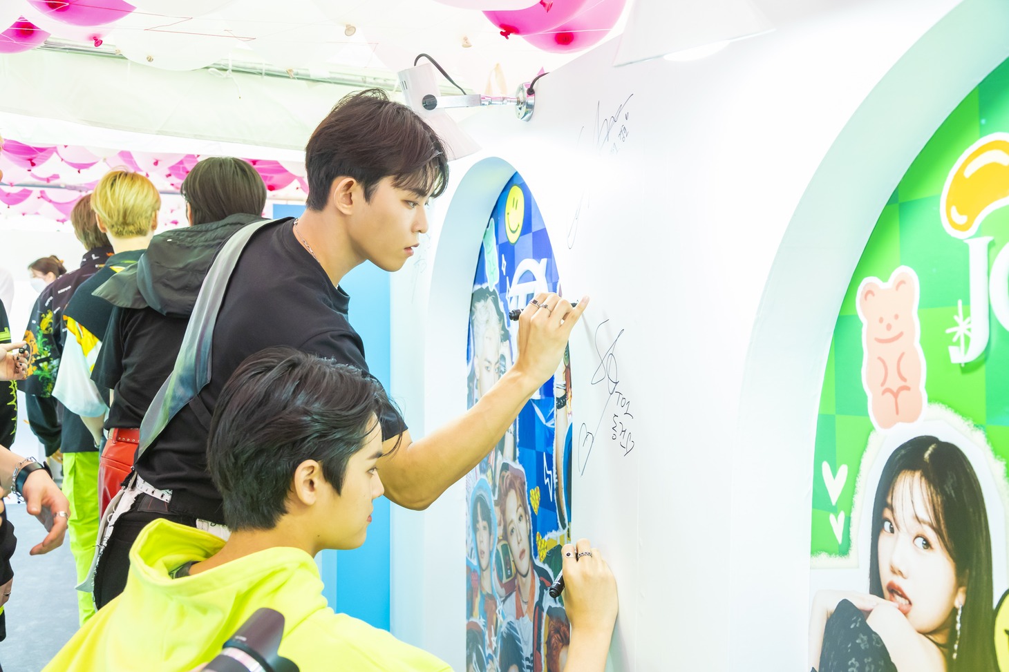ブースを訪れたTO1。 (c)CJ ENM Co., Ltd, All Rights Reserved