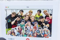 ブースを訪れたTO1。 (c)CJ ENM Co., Ltd, All Rights Reserved