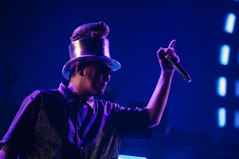 ガマガエルを頭に乗せるピエール瀧。(Photo by Miyu Terasawa)