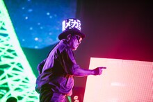 “冠”スポンサーを頭に流すピエール瀧。（Photo by Miyu Terasawa）