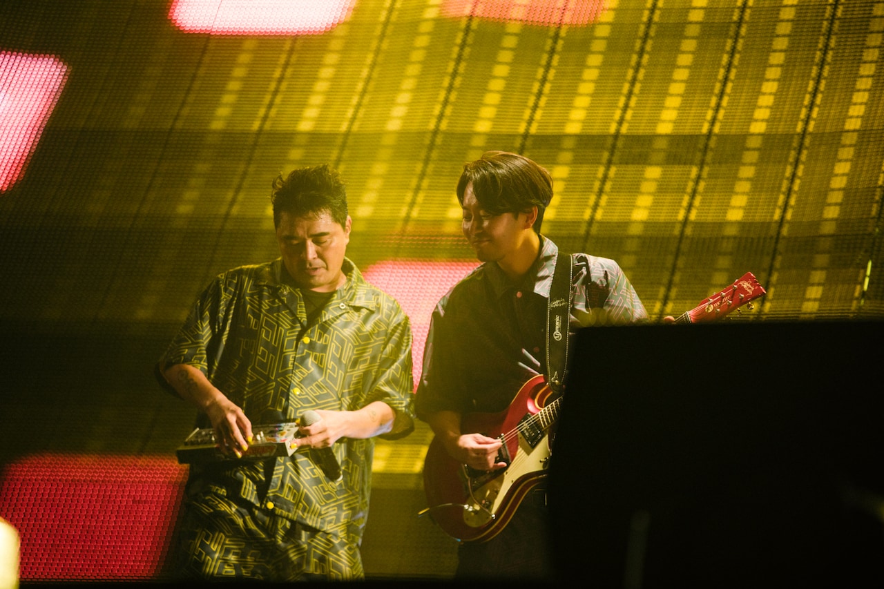TB-03を演奏する石野卓球とギターを弾く吉田サトシ。（Photo by