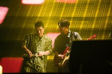 TB-03を演奏する石野卓球とギターを弾く吉田サトシ。（Photo by Miyu Terasawa）