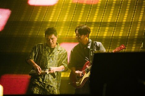 TB-03を演奏する石野卓球とギターを弾く吉田サトシ。(Photo by Miyu Terasawa)
