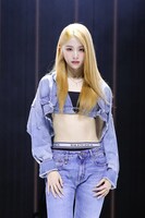 HUH YUNJIN (P)&(C) SOURCE MUSIC