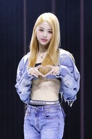 HUH YUNJIN (P)&(C) SOURCE MUSIC