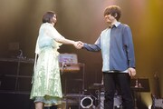 ステージ上で握手を交わすぽん(Vo)と小島英也(G)。