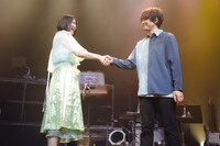 ステージ上で握手を交わすぽん（Vo）と小島英也（G）。
