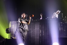 マラカスをパイプのように吸う石野卓球。（Photo by Masanori Naruse）