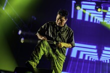 まるでギターソロかのようにTB-03を演奏する石野卓球。（Photo by Masanori Naruse）