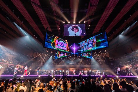 「Rollin'」のステージの様子。 (c)CJ ENM Co., Ltd, All Rights Reserved