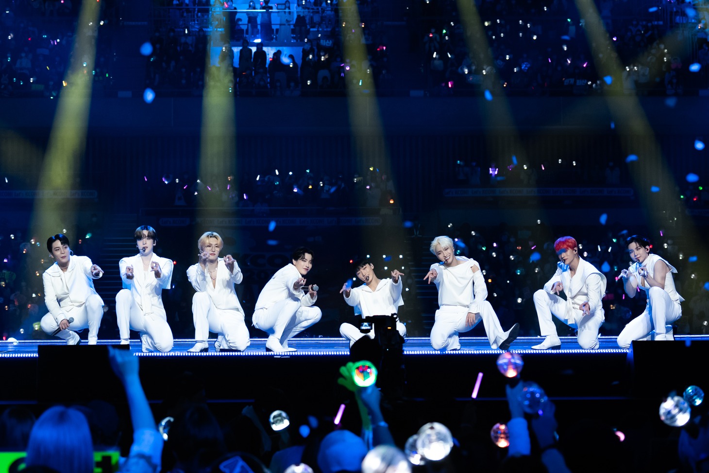 ギャルピースをするATEEZ。 (c)CJ ENM Co., Ltd, All Rights Reserved