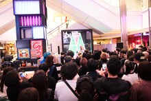 大森靖子「PARCO de 超天獄ツアー」心斎橋ネオン食堂街公演の様子。