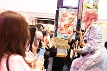 大森靖子「PARCO de 超天獄ツアー」心斎橋ネオン食堂街公演の様子。