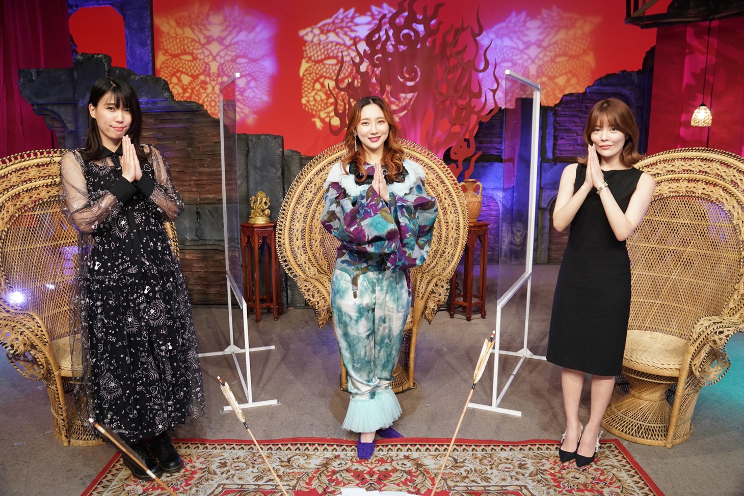「喋ってお焚き上げ」より左から紺野ぶるま、ファーストサマーウイカ、妹尾ユウカ。 (C)テレビ東京