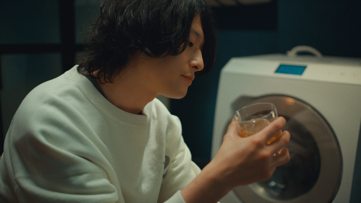 新CM「#それぞれのセンタク 古着好きのセンタク 磯部寛之篇」より。