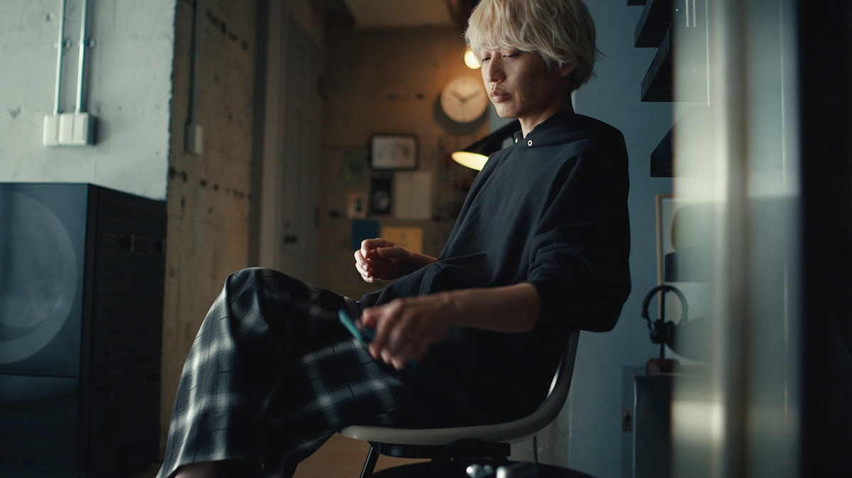 新CM「#それぞれのセンタク ガジェット好きのセンタク 白井眞輝篇」より。