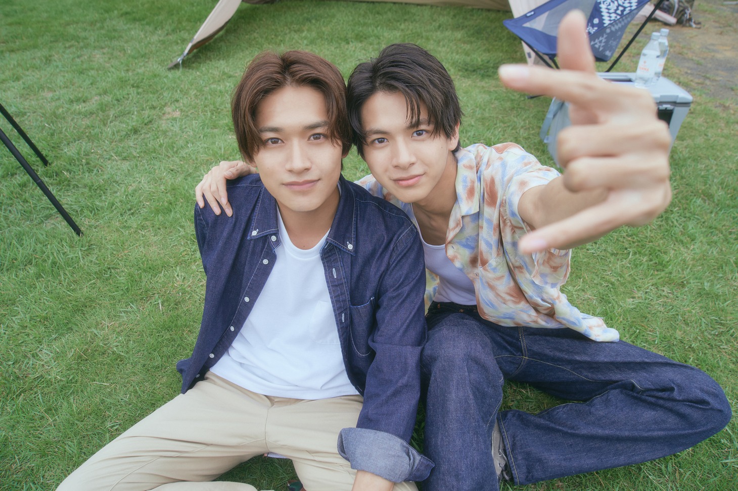 ダブル主演を務める井上想良と小宮璃央のオフショット。（c）「永遠の昨日」製作委員会・MBS