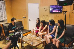 おとぼけビ～バ～の魅力に迫る特番放送、小籔千豊はインタビューとライブ写真撮影に挑戦