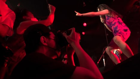 ライブ中のおとぼけビ～バ～を撮影する小籔千豊。