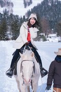 北海道・トマムの雪原で乗馬を初体験した金村美玖。（撮影：佐藤佑一）